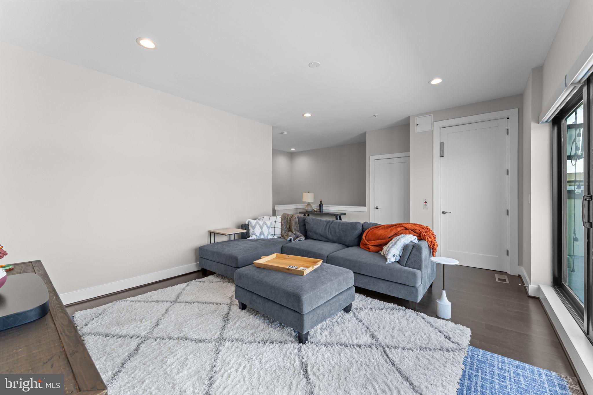 125 MARKET SQUARE NW 4