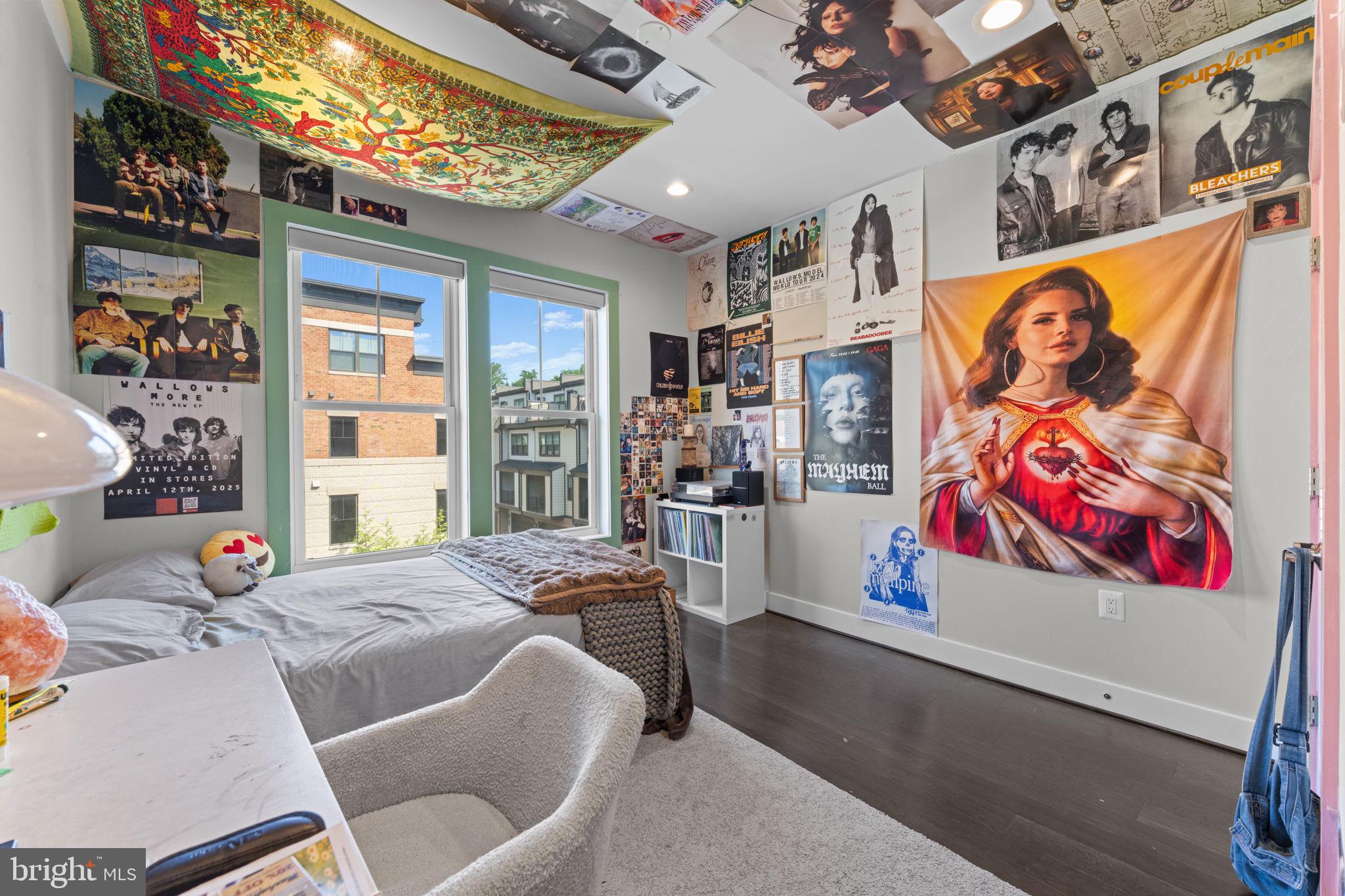 125 MARKET SQUARE NW 4