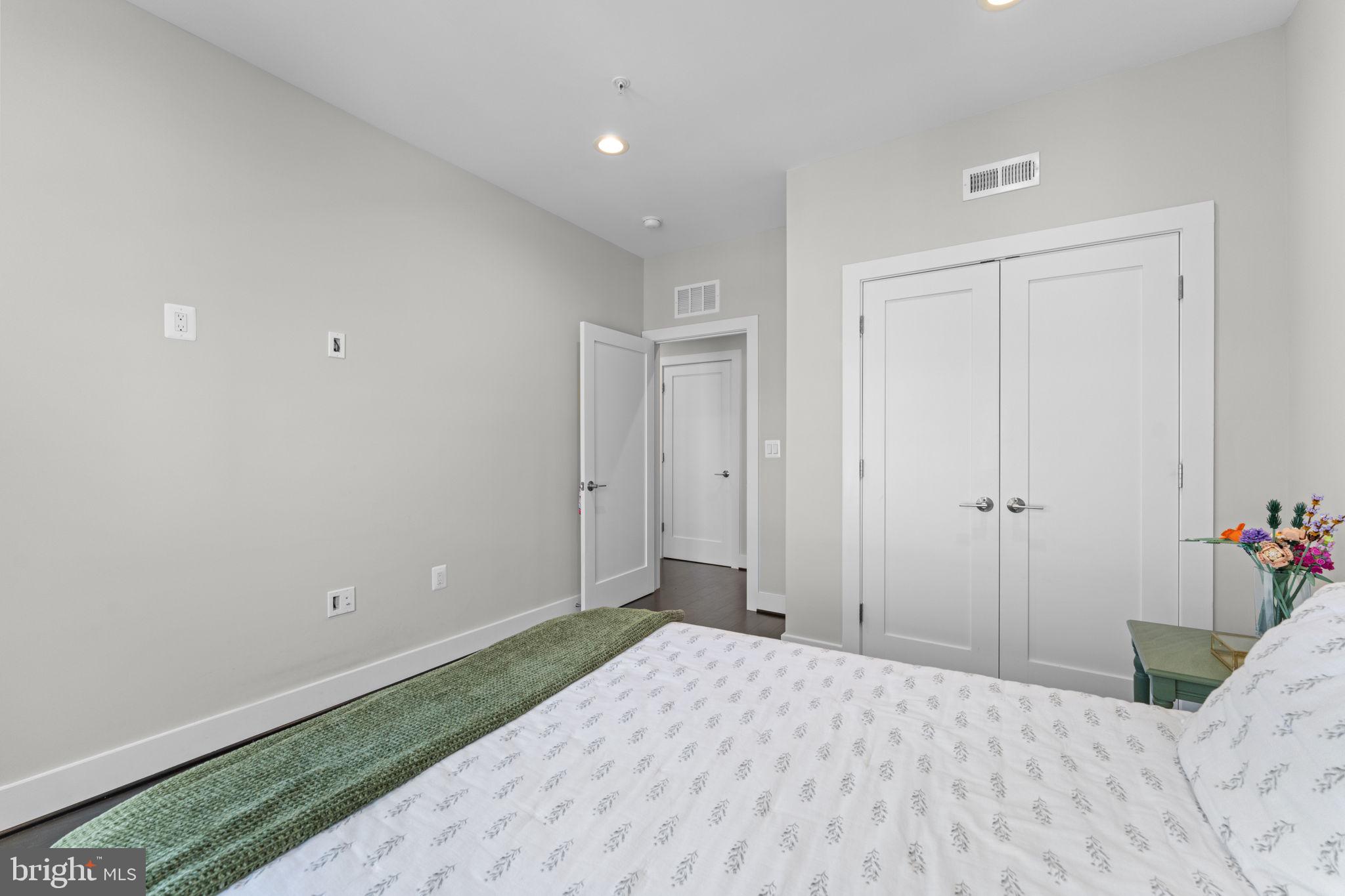 125 MARKET SQUARE NW 4