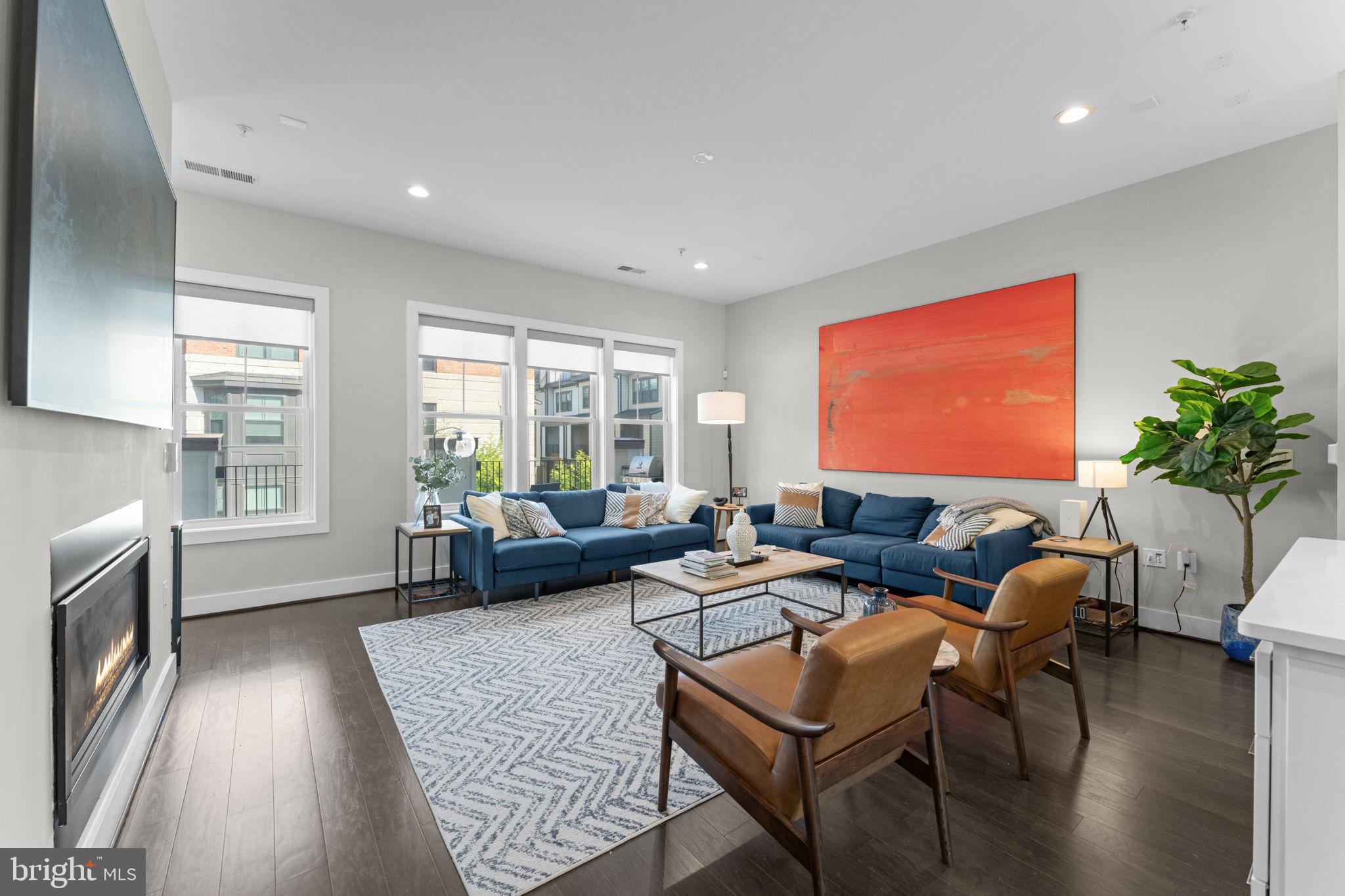 125 MARKET SQUARE NW 4