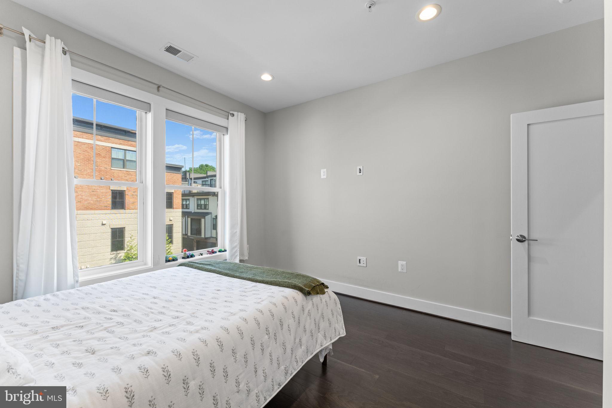 125 MARKET SQUARE NW 4