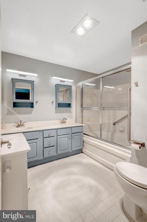 5632 WILLOUGHBY NEWTON DRIVE Unit: 13
