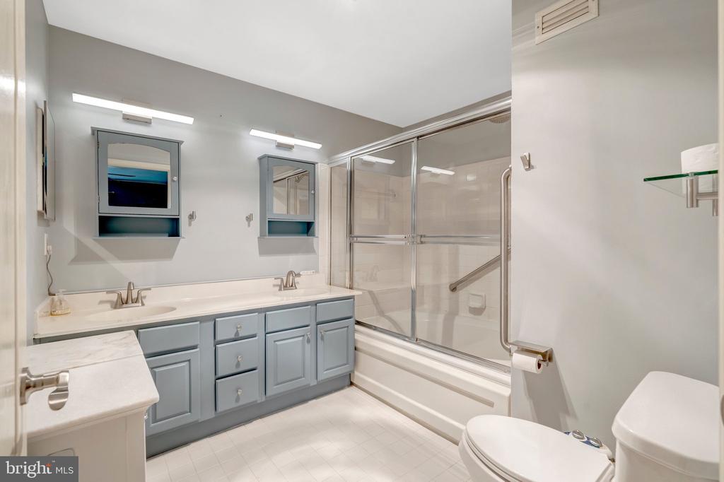 5632 WILLOUGHBY NEWTON DRIVE Unit: 13
