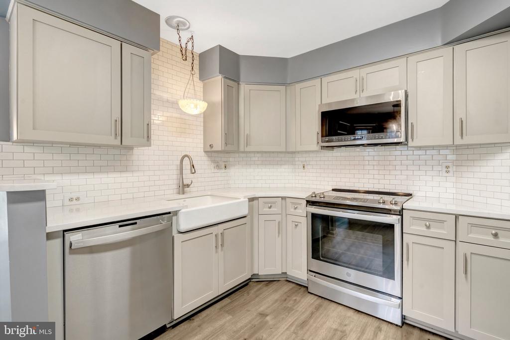5632 WILLOUGHBY NEWTON DRIVE Unit: 13