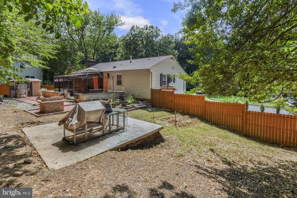 8418 STONE GATE DRIVE