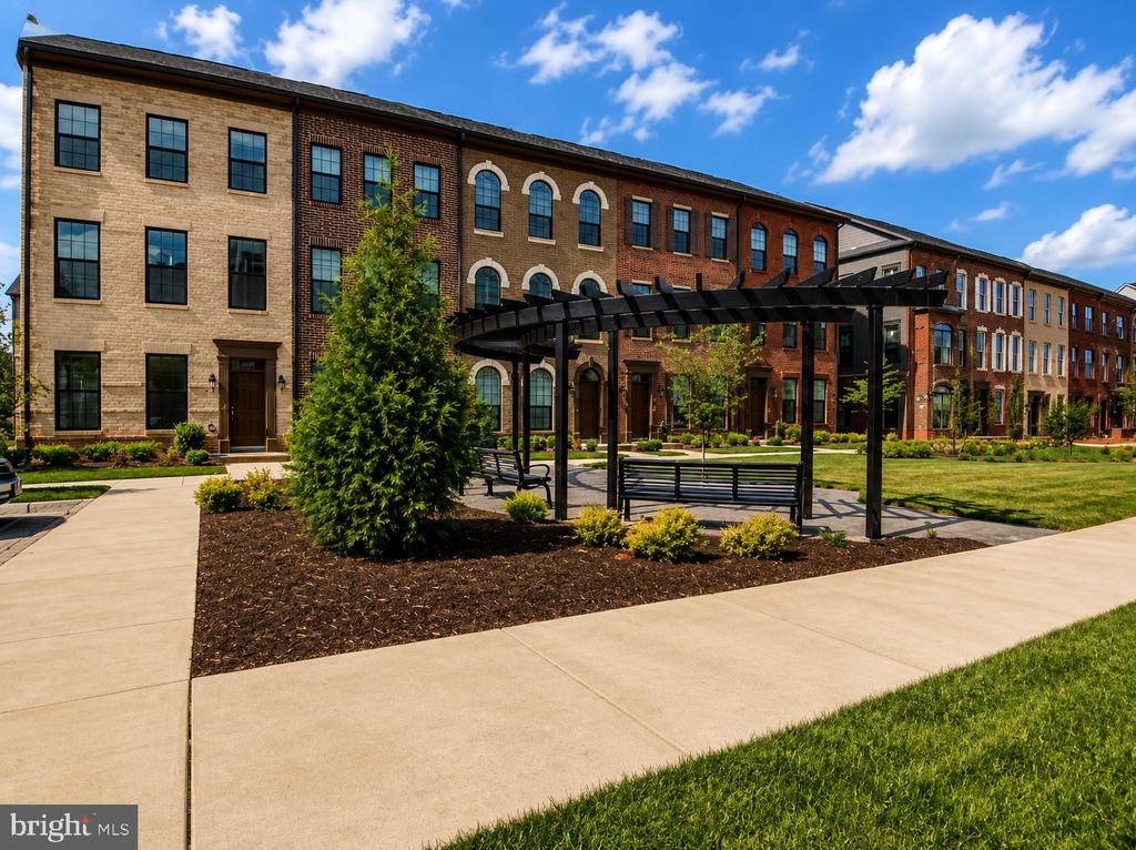 4432 FAIR LAKES COURT