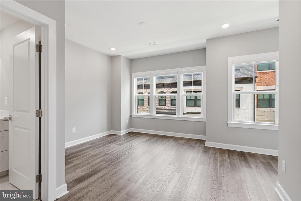 213 MARKET SQUARE NW 19