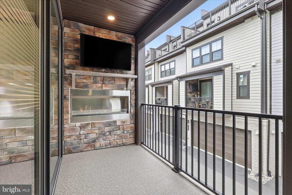 213 MARKET SQUARE NW 19