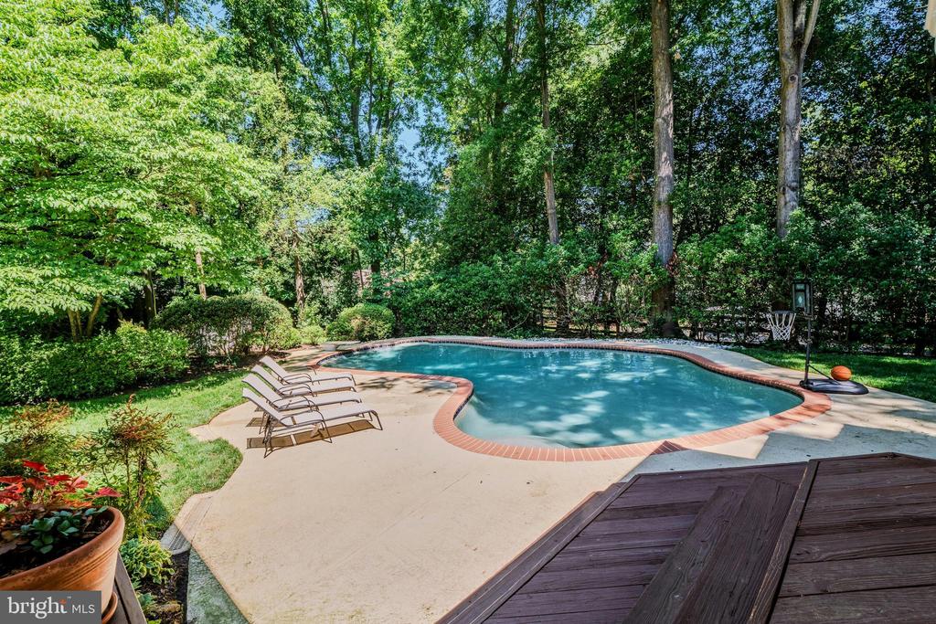 10904 BERRYLAND COURT