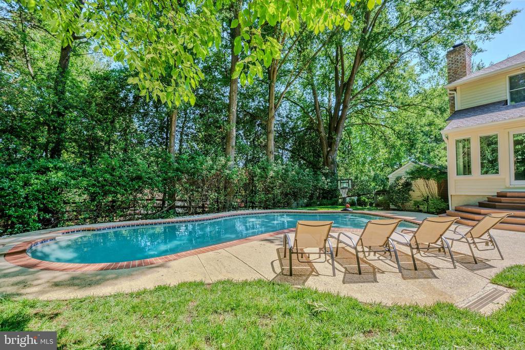10904 BERRYLAND COURT