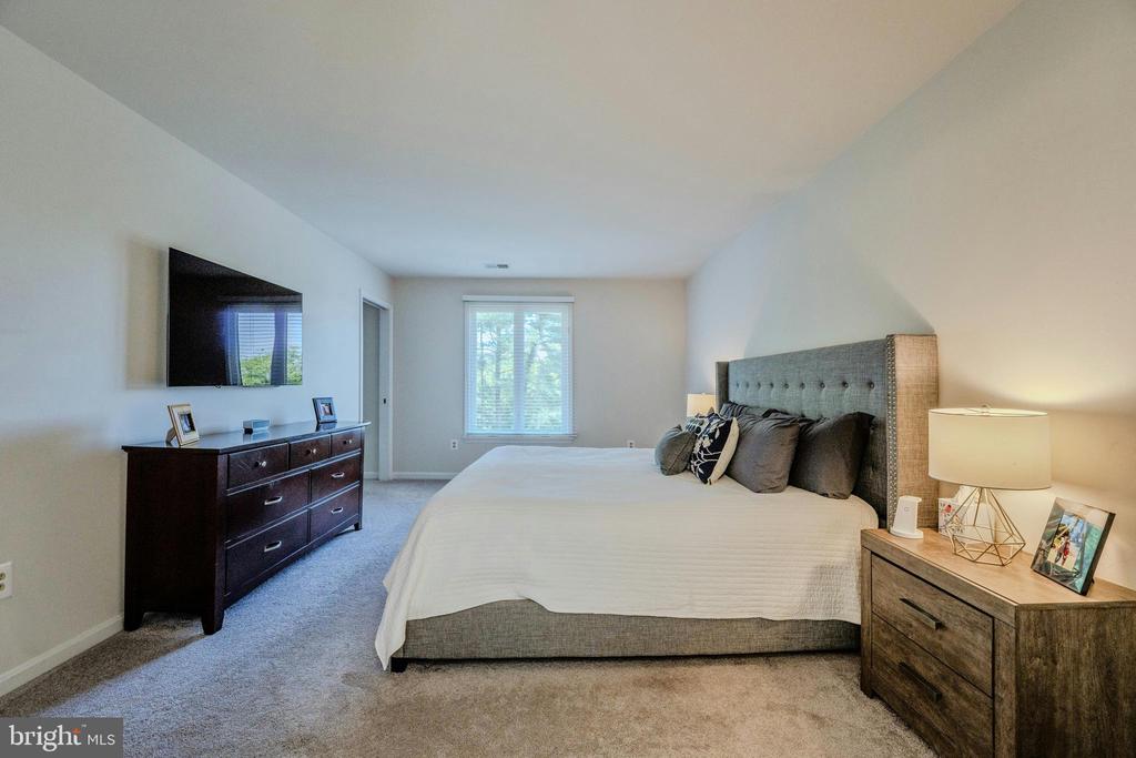 10904 BERRYLAND COURT