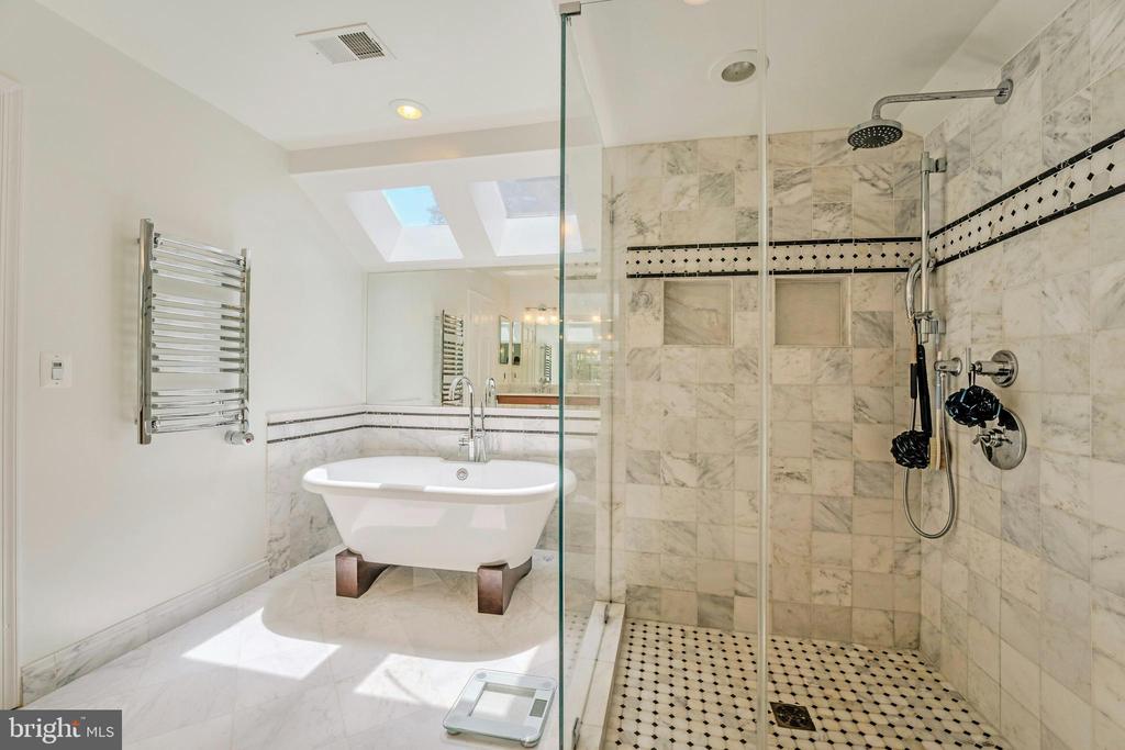 10904 BERRYLAND COURT