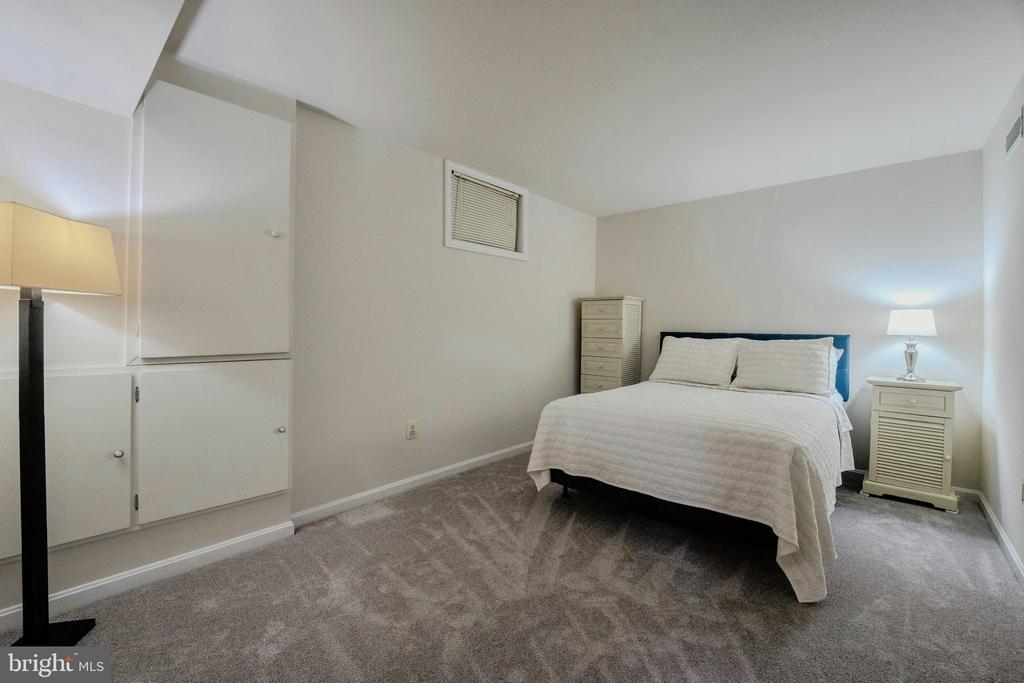 10904 BERRYLAND COURT