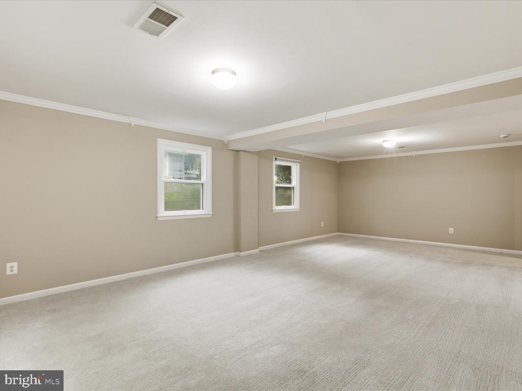 7218 HADLOW DRIVE