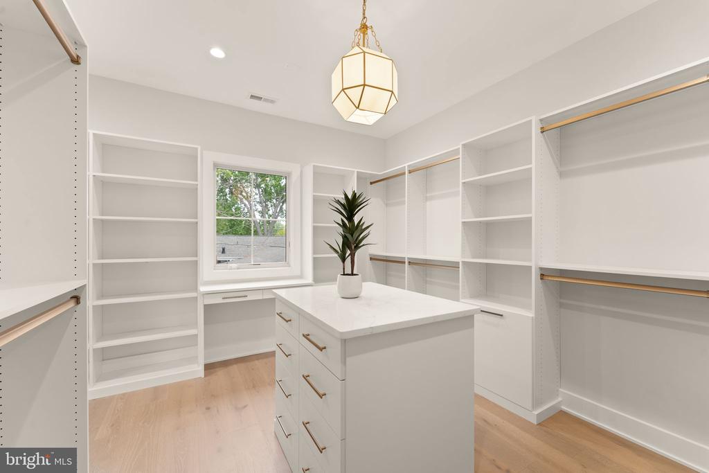208 ELM STREET SW