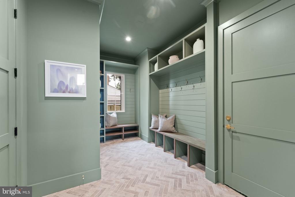 208 ELM STREET SW