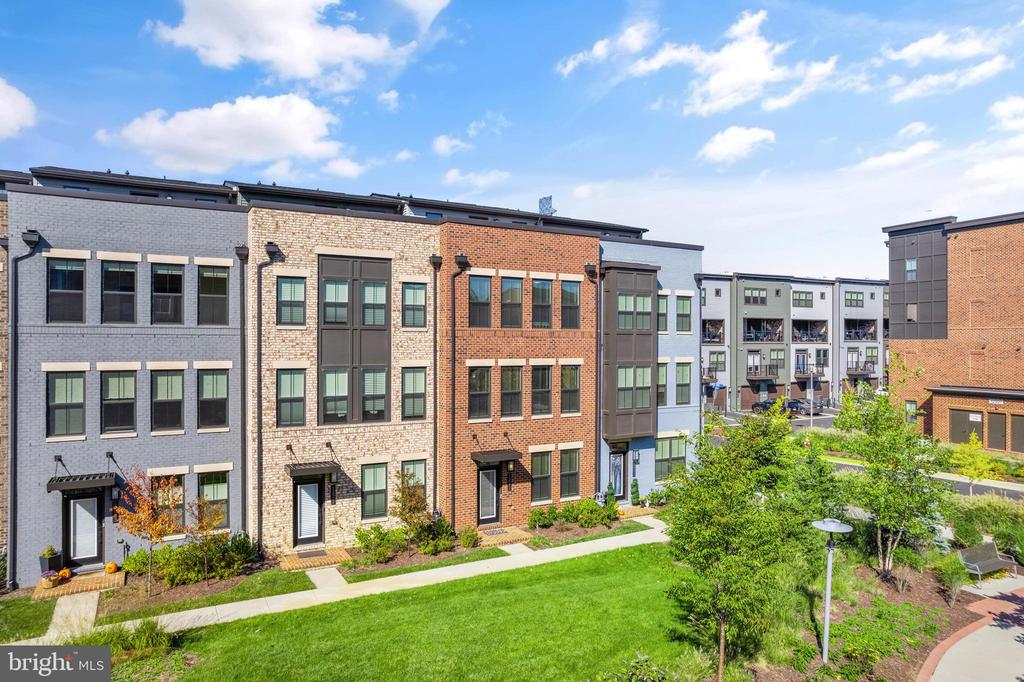 12973 HATTONTOWN SQUARE
