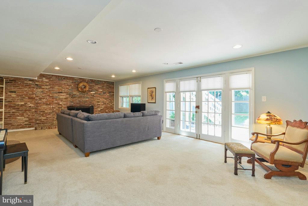 4118 WHISPERING LANE