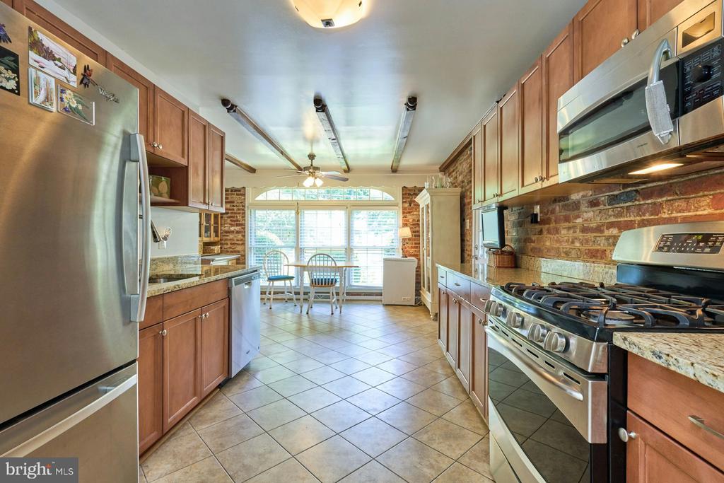 4118 WHISPERING LANE