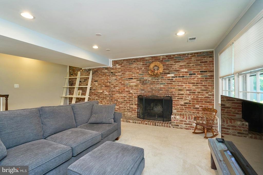 4118 WHISPERING LANE