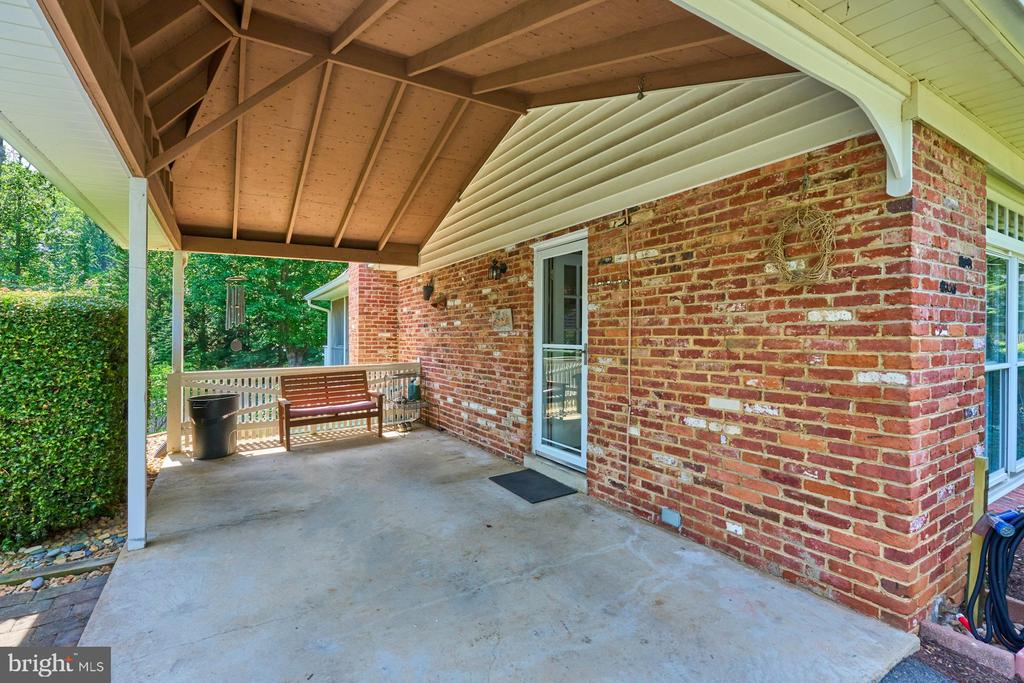 4118 WHISPERING LANE