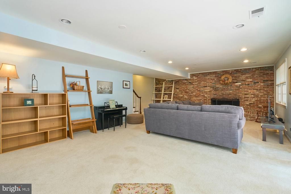 4118 WHISPERING LANE