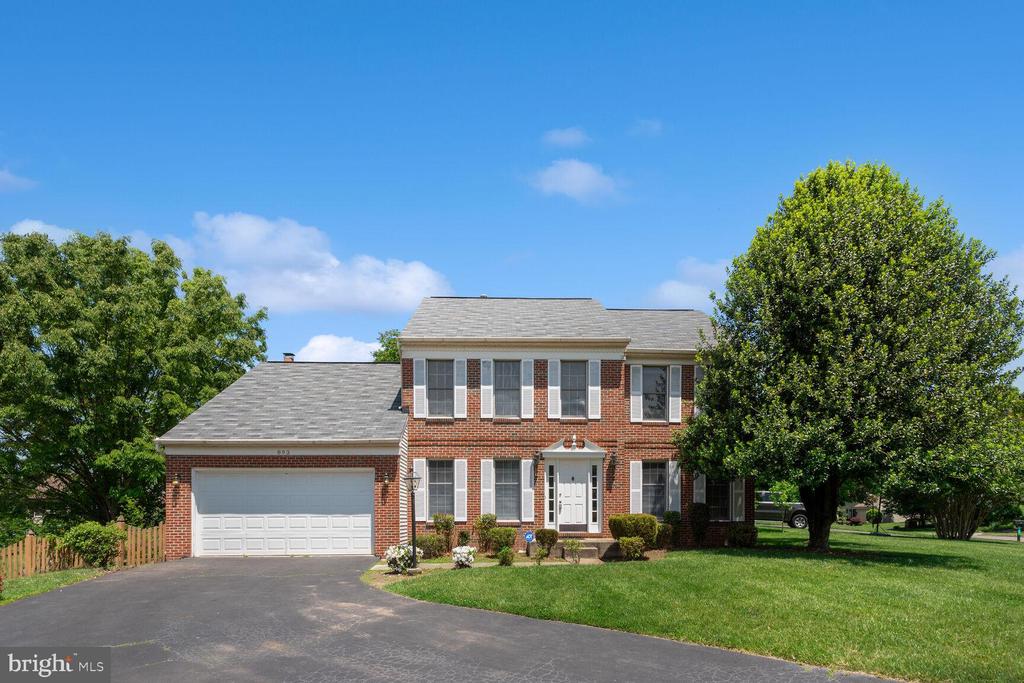 893 BROAD OAKS DRIVE