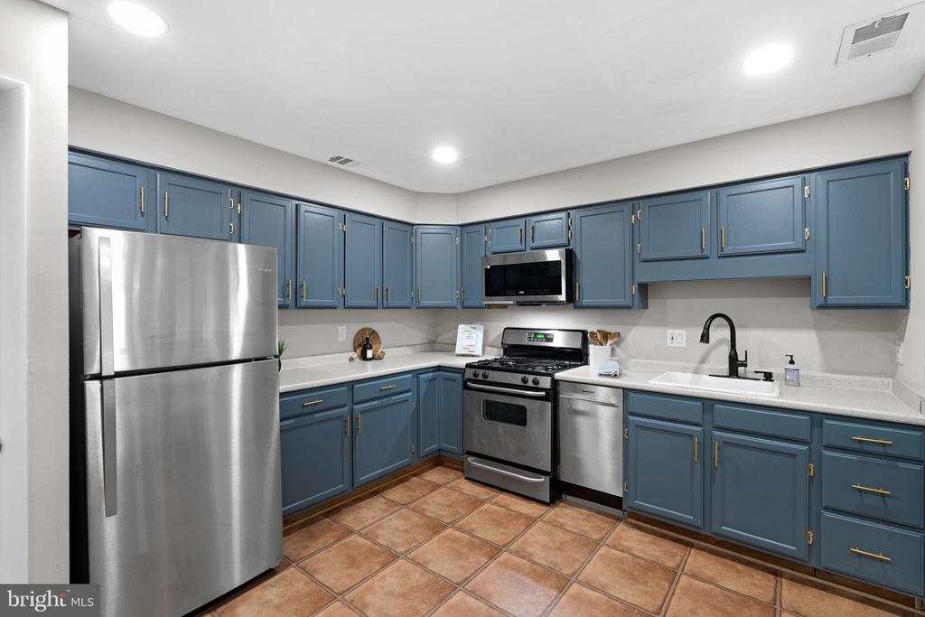 3881 STEPPES COURT Unit: B