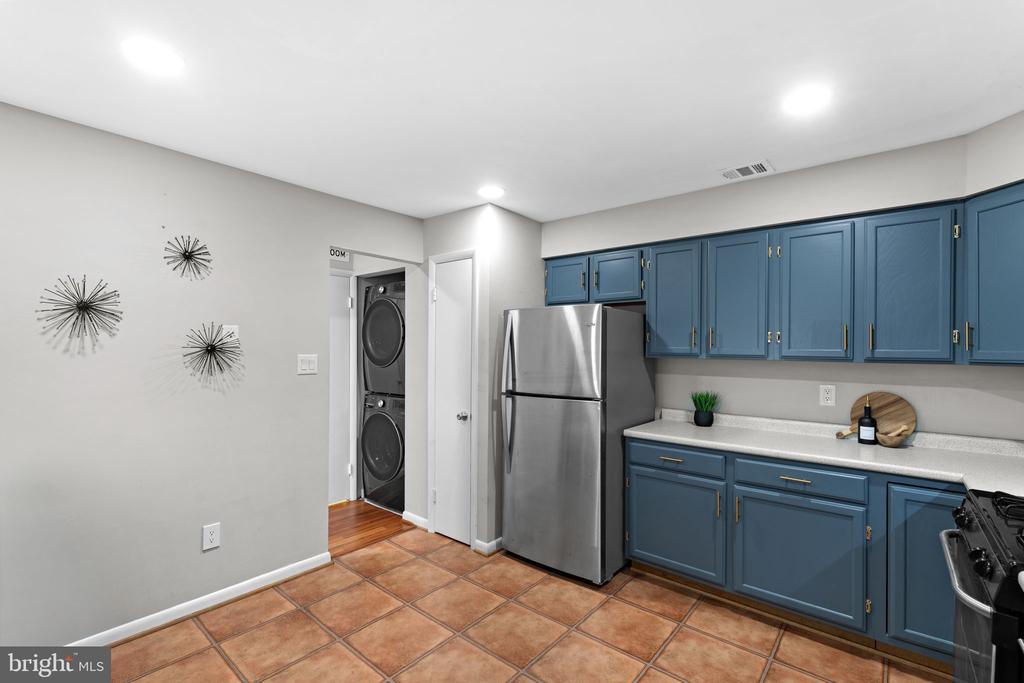 3881 STEPPES COURT Unit: B