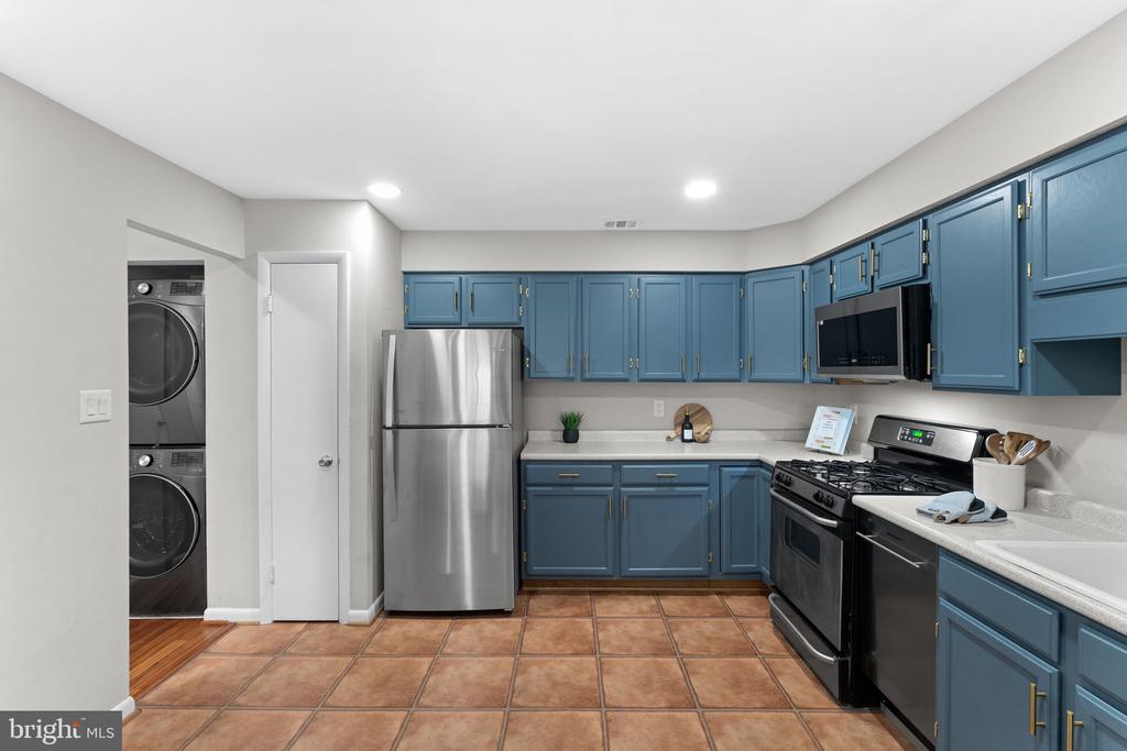 3881 STEPPES COURT Unit: B
