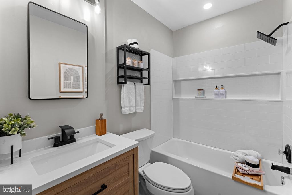 3881 STEPPES COURT Unit: B