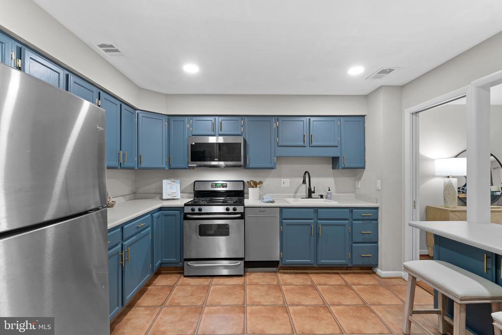 3881 STEPPES COURT Unit: B