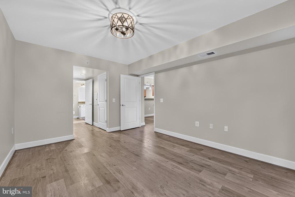 11800 SUNSET HILLS ROAD Unit: 212