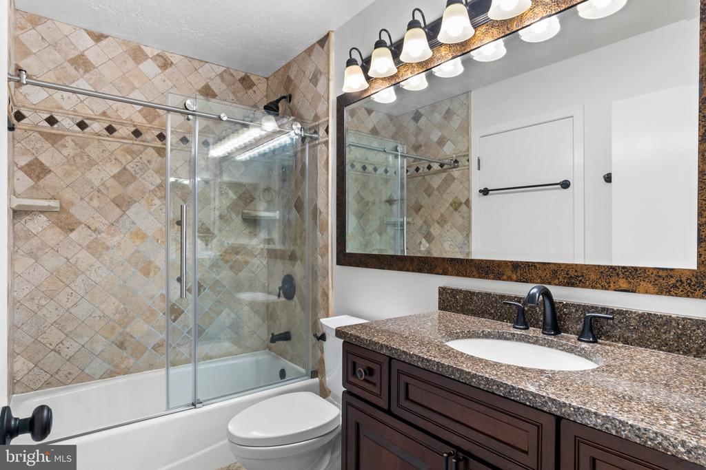 11735 SUMMERCHASE CIRCLE Unit: B