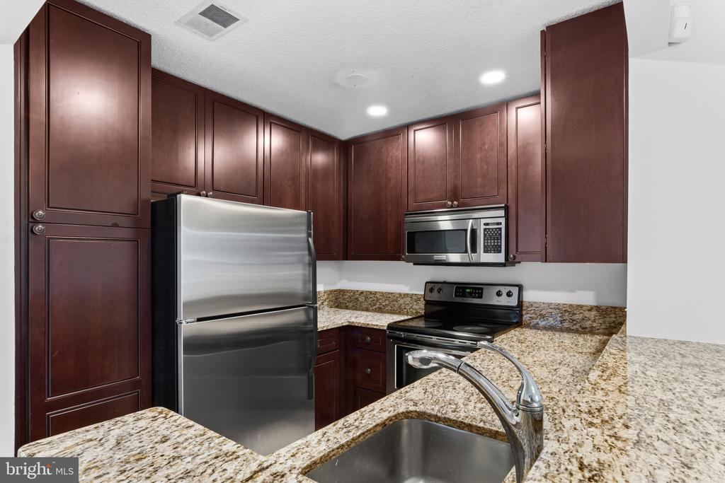 11735 SUMMERCHASE CIRCLE Unit: B