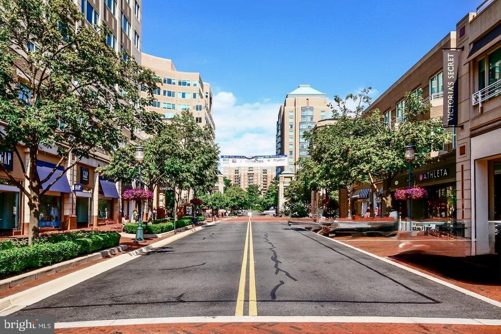 1701 LAKE SHORE CREST DRIVE Unit: 16