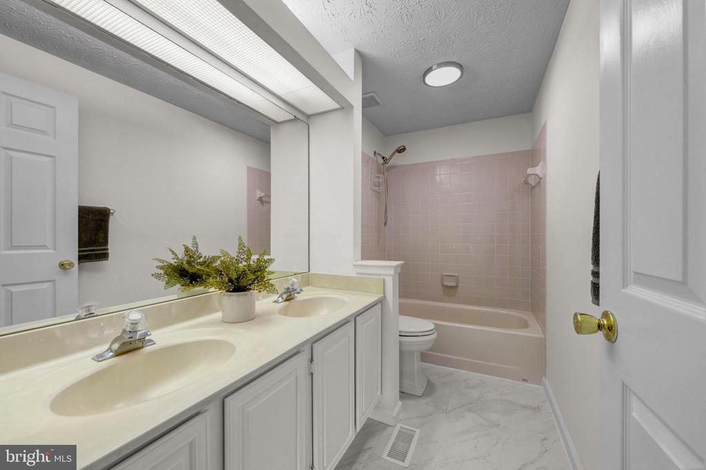 1425 CELLAR CREEK WAY