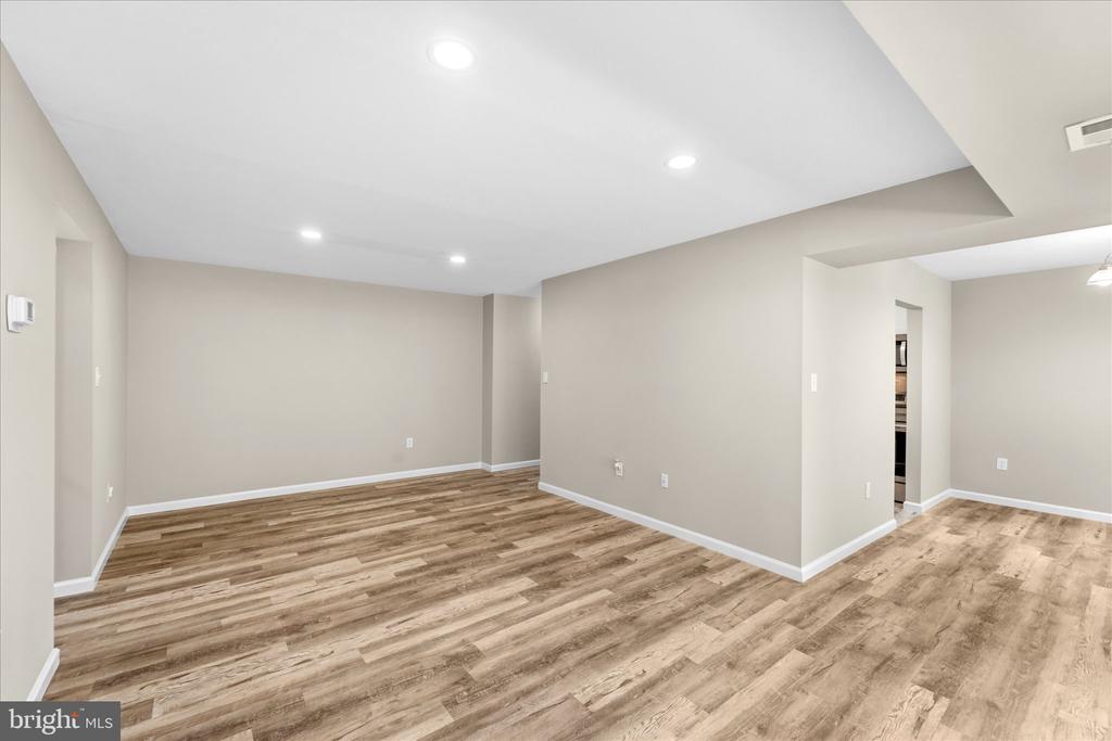 9730 KINGSBRIDGE DRIVE Unit: 3