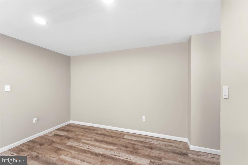 9730 KINGSBRIDGE DRIVE Unit: 3