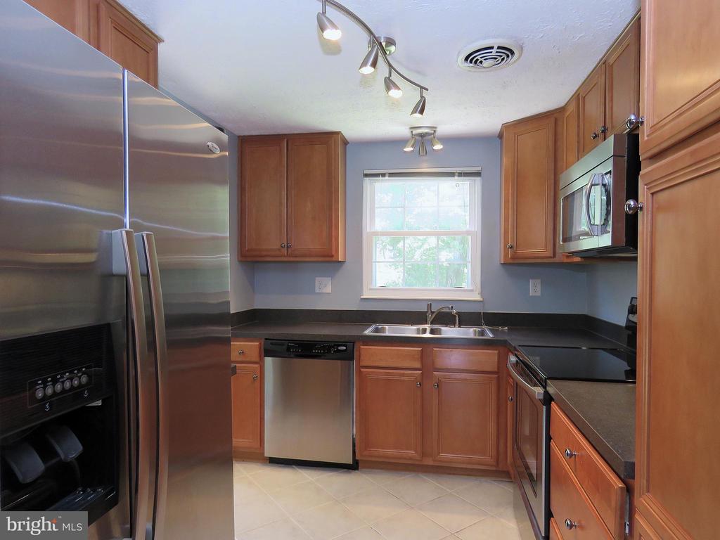 7125 VANTAGE DRIVE