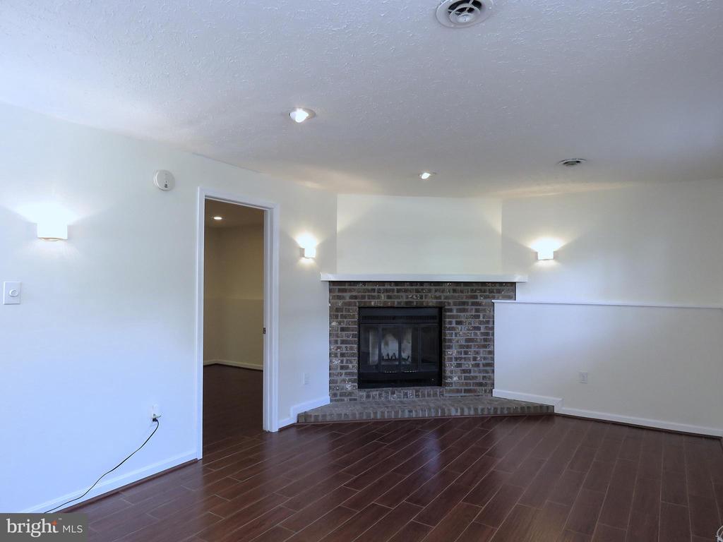 7125 VANTAGE DRIVE
