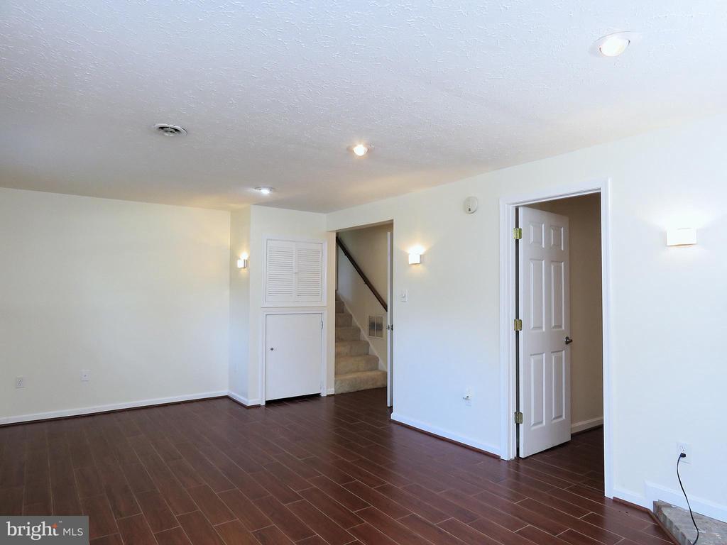 7125 VANTAGE DRIVE