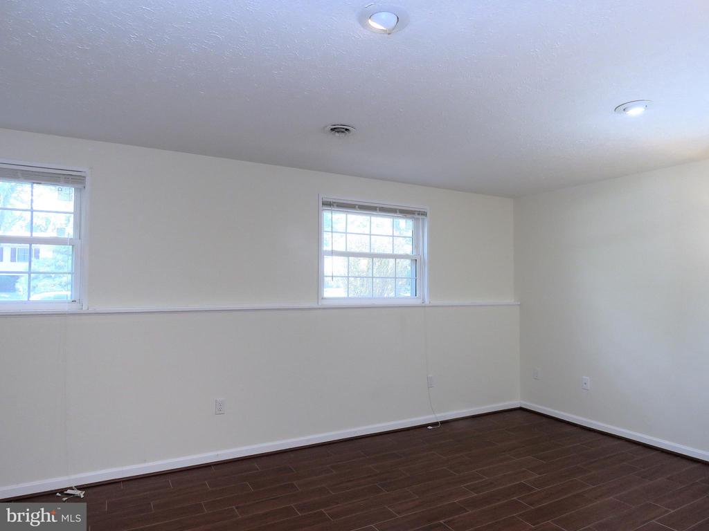 7125 VANTAGE DRIVE
