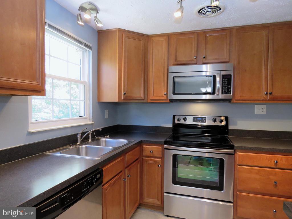 7125 VANTAGE DRIVE