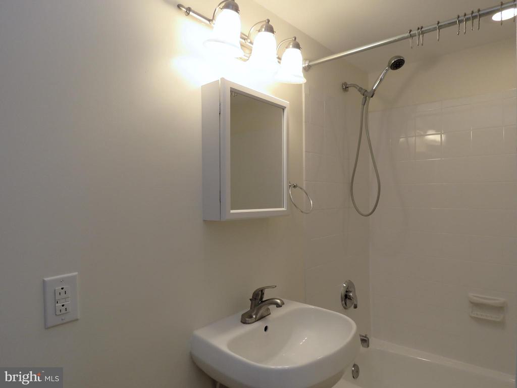 7125 VANTAGE DRIVE