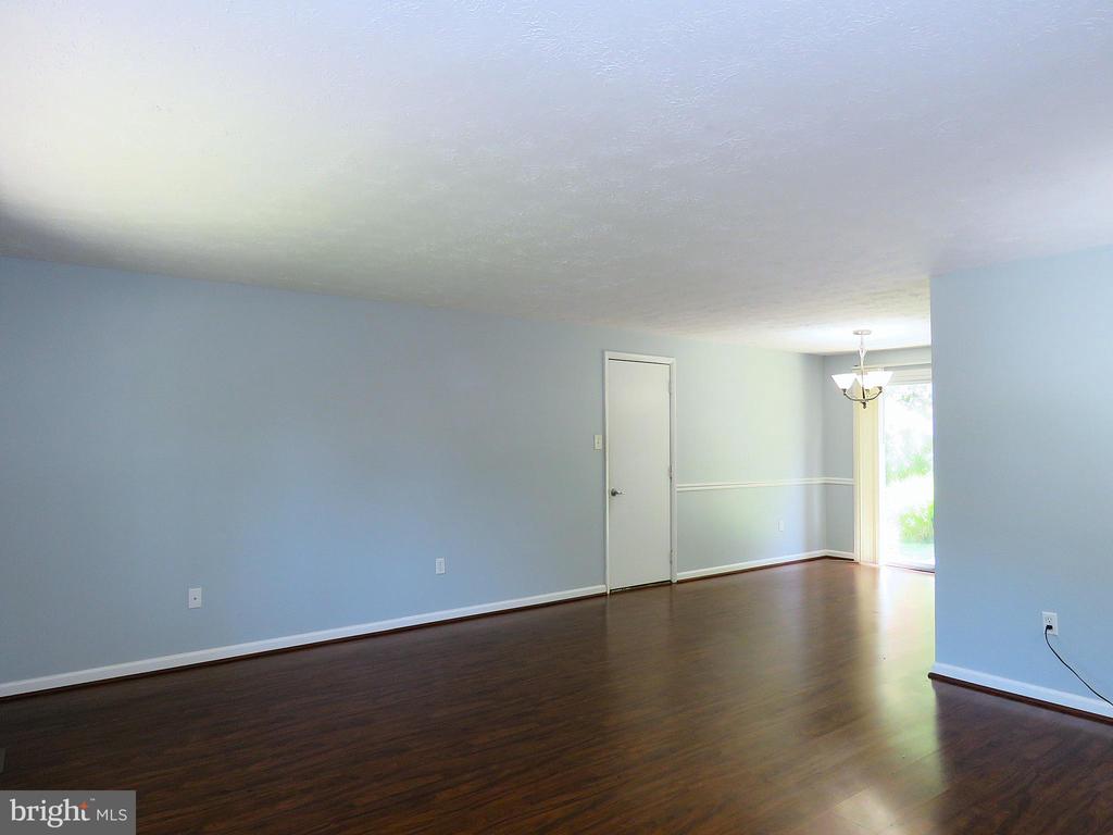 7125 VANTAGE DRIVE
