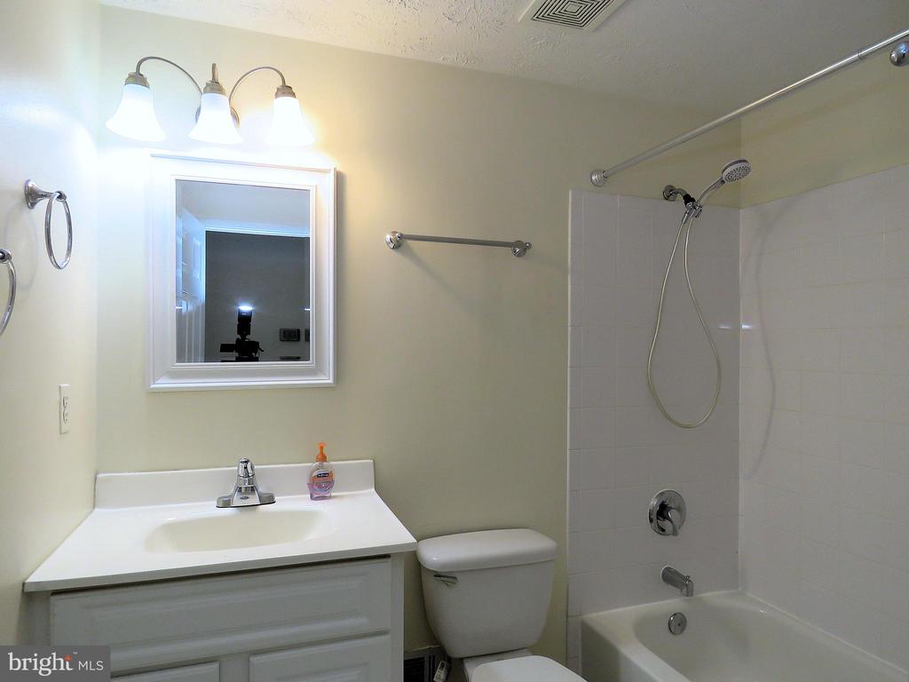 7125 VANTAGE DRIVE