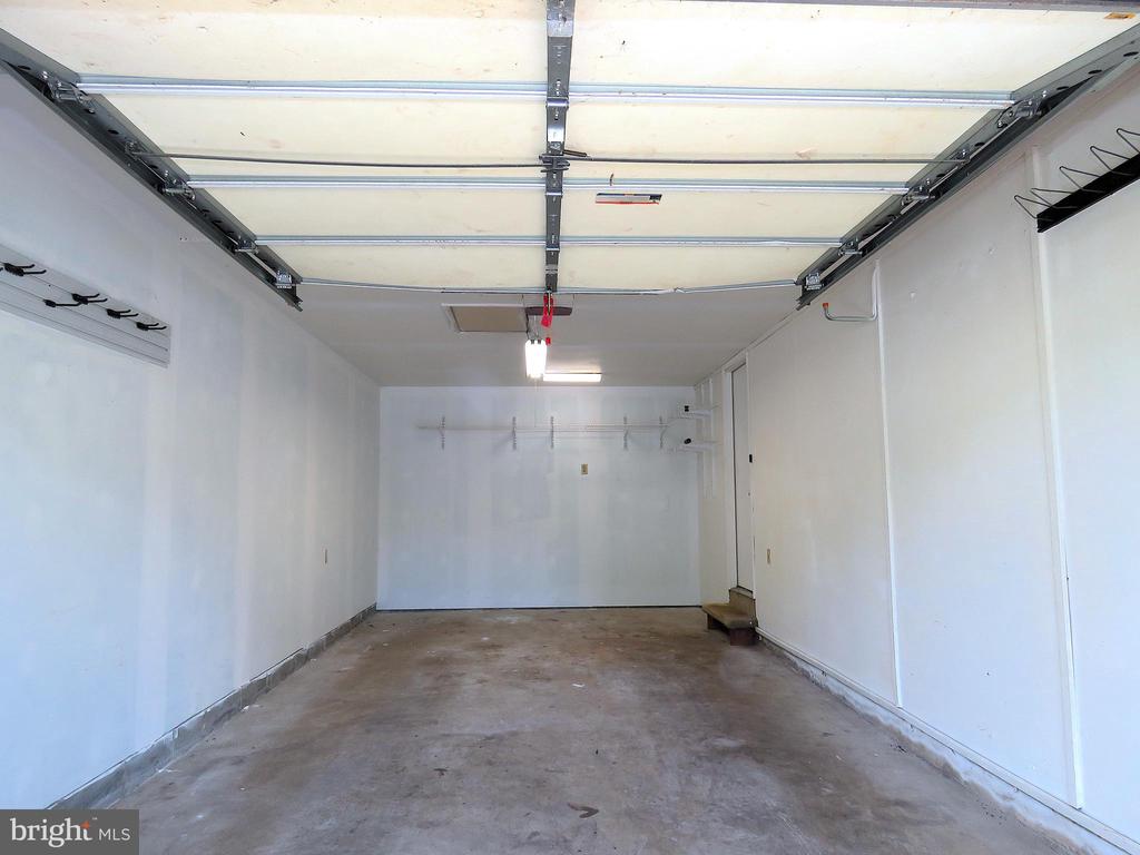 7125 VANTAGE DRIVE