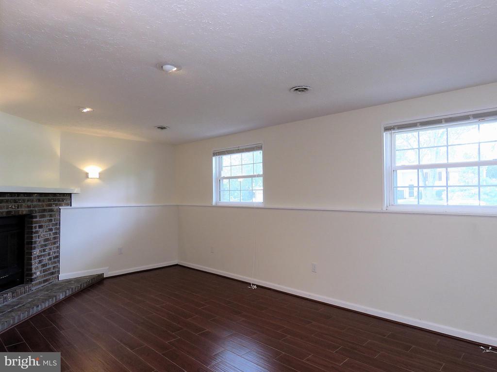7125 VANTAGE DRIVE