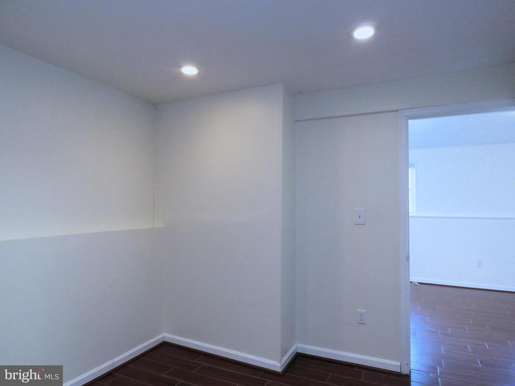 7125 VANTAGE DRIVE